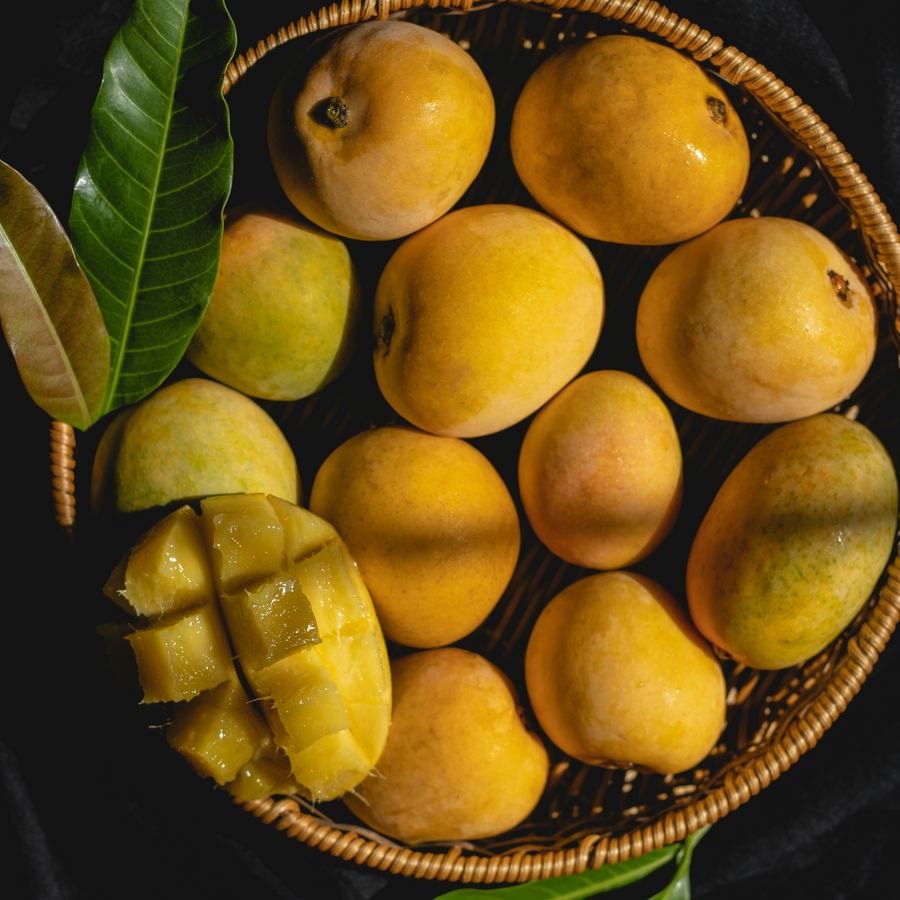 Fresh mangoes and seasonal fruits at Fresh Mandi, Delhi